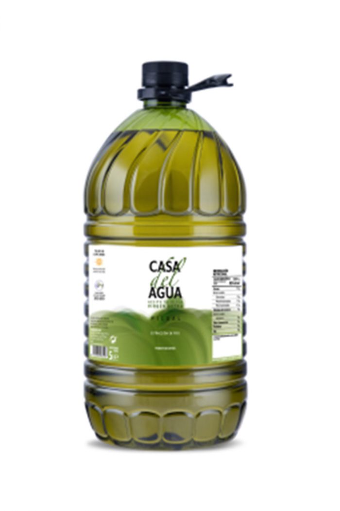 Dieses sortenreine, native <strong>spanische Olivenöl extra</strong> wird aus <strong>Picual Oliven</strong> in der Region Jaén gewonnen, wird kalt gepresst und ohne chemische Zusätze hergestellt. Das Öl überzeugt durch seine ausgewogene und fruchtige Note, ideal für diejenigen, die ein mildes, dabei aromatisches Olivenöl bevorzugen. Der Anbau auf trockenen Böden in Höhenlagen verleiht dem Öl seine besondere Qualität. <strong>Säuregrad </strong> 0,18% <strong>Geschmacksrichtung </strong>Grünlich mit fruchtigen Noten von Tomaten und grünen Mandeln. Wenig bitter, aber angenehm würzig, mit einem runden, intensiven Abgang. <strong>Anwendung</strong> Perfekt für geröstetes Brot, zu hellem Fleisch, gegrilltem Fisch und Gemüse. Ein Must-have für alle Liebhaber der mediterranen Küche. <strong>Herkunft</strong> Bereits in der dritten Generation stellt die Familie Gálvez Gonzáles ihre Olivenöle auf der Finca "Campiña" in der Sierra Morena im Nordosten von Andalusien her mit dem Ziel, die verschiedenen Arten des Olivenöls Virgen Extra in verständlicher Form den Menschen nahe zu bringen. <strong>Auszeichnungen</strong> Das Casa del Agua Olivenöl wurde beim Premio AEMO a la Mejora Almazara mehrfach mit der Goldmedaille ausgezeichnet.