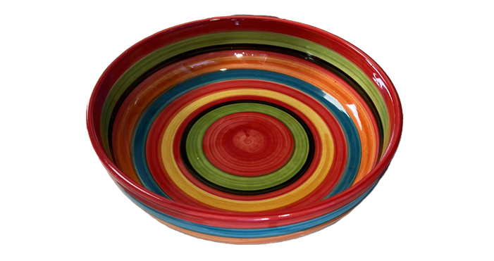SchaleStreifen-27x8_700x371 Diese <strong>große tiefe Servierschale</strong> mit einem fröhlichen, mehrfarbigen Kreismuster ist die perfekte Wahl für jede Gelegenheit. Mit einer Größe von 22 x 10 cm eignet sie sich hervorragend als Salat-, Beilage- oder Chipsschale oder einfach als stilvoller dekorativer Tischschmuck. Das lebendige Design mit roten und gelben Akzenten harmoniert ideal mit verschiedenen Geschirrserien und fügt sich nahtlos in jedes <strong>spanische Geschirr</strong>-Arrangement ein. Die Schale ist <strong>spülmaschinen-, mikrowellen- und backofenfest</strong>, was sie besonders vielseitig und praktisch macht. Bringen Sie Farbe und Freude auf Ihren Tisch mit dieser attraktiven Keramik Schale!